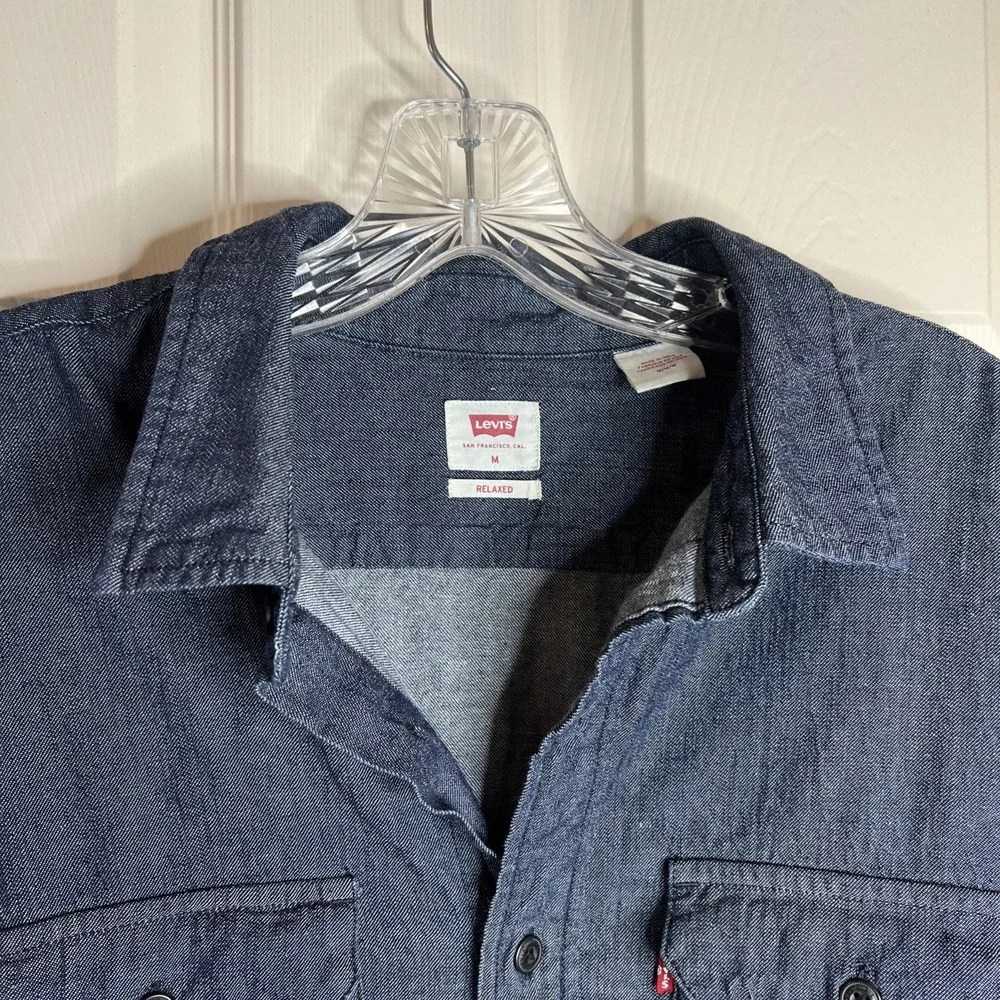 Levi's Relaxed Fit Dark Wash Denim Button Up Long Sleeve Size Medium‎